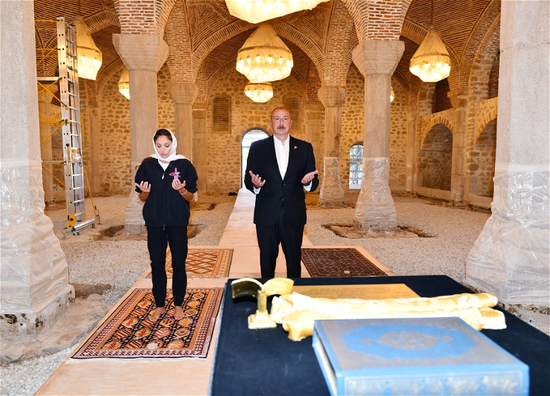 Ильхам Алиев и Мехрибан Алиева посетили мечеть Юхары Гёвхарага в Шуше - ФОТО