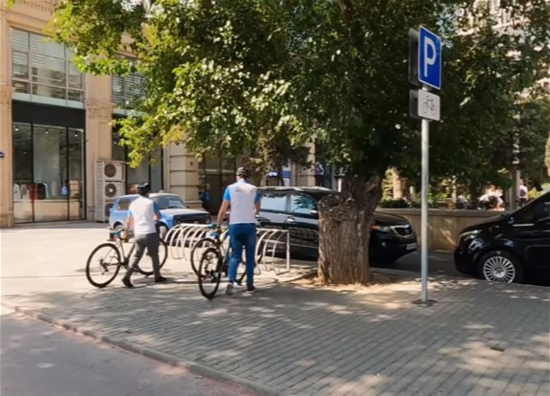 На одной из центральных улиц Баку организованы стоянки для велосипедов - ВИДЕО