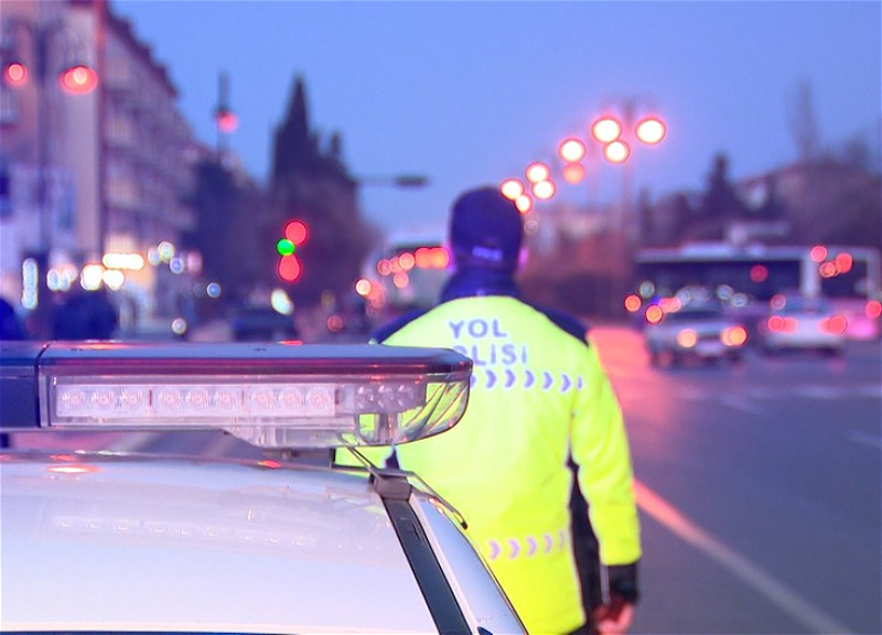 В Баку автомобиль сбил сотрудника дорожной полиции
