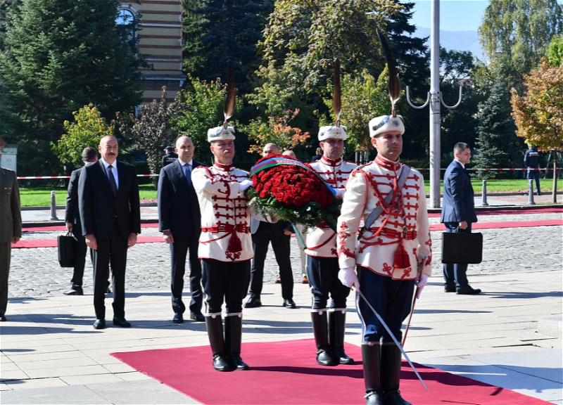 Ильхам Алиев посетил в Софии могилу Неизвестного солдата - ФОТО