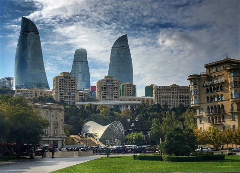 Какая погода ожидается завтра в Баку?