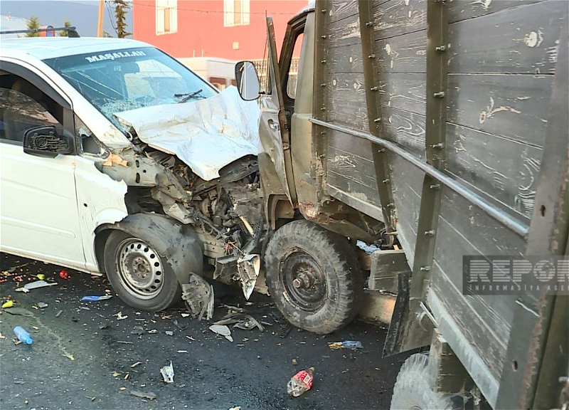 В Шеки столкнулись микроавтобус и грузовик, есть пострадавшие
