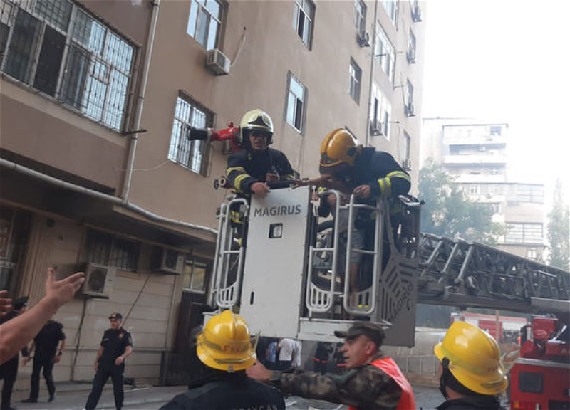 Во время пожара в многоэтажном жилом доме в Баку два человека получили травмы - ВИДЕО - ОБНОВЛЕНО