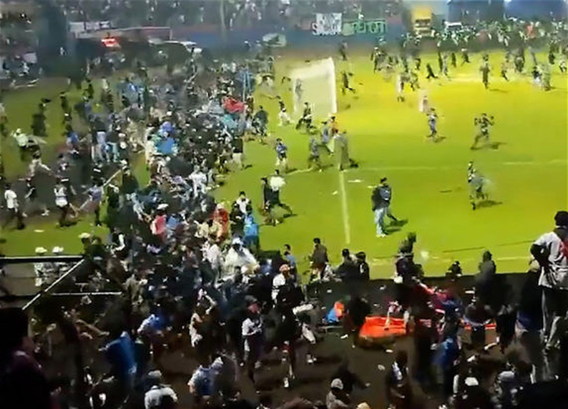 Жертвами беспорядков на стадионе в Индонезии стали 127 человек - ВИДЕО