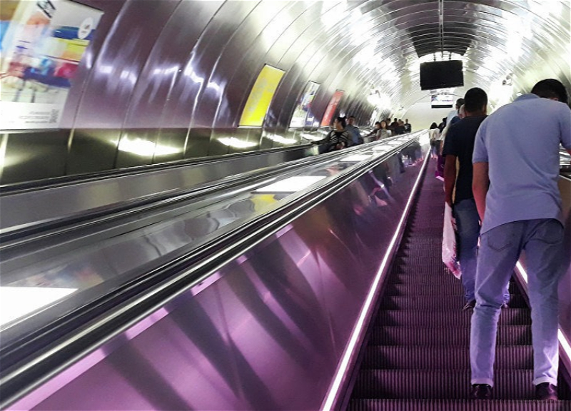 Пассажир внезапно остановил эскалатор в метро, подвергнув опасности людей