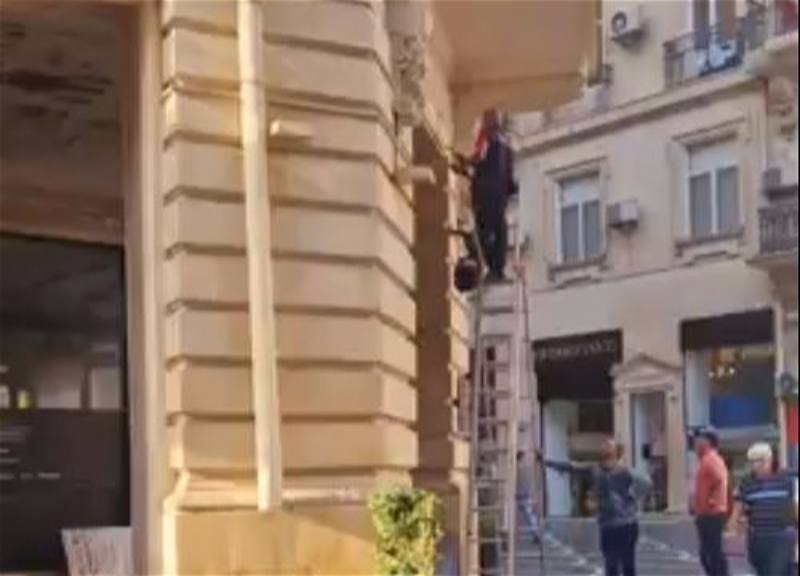 Пресечены незаконные ремонтные работы, проводимые в историческом здании в центре Баку - ВИДЕО