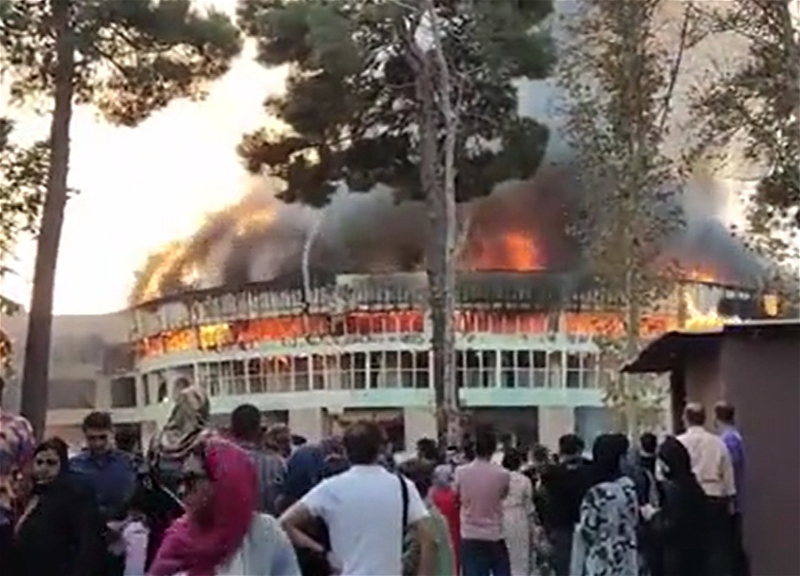 В Тегеране произошел пожар в здании на территории парка - ВИДЕО