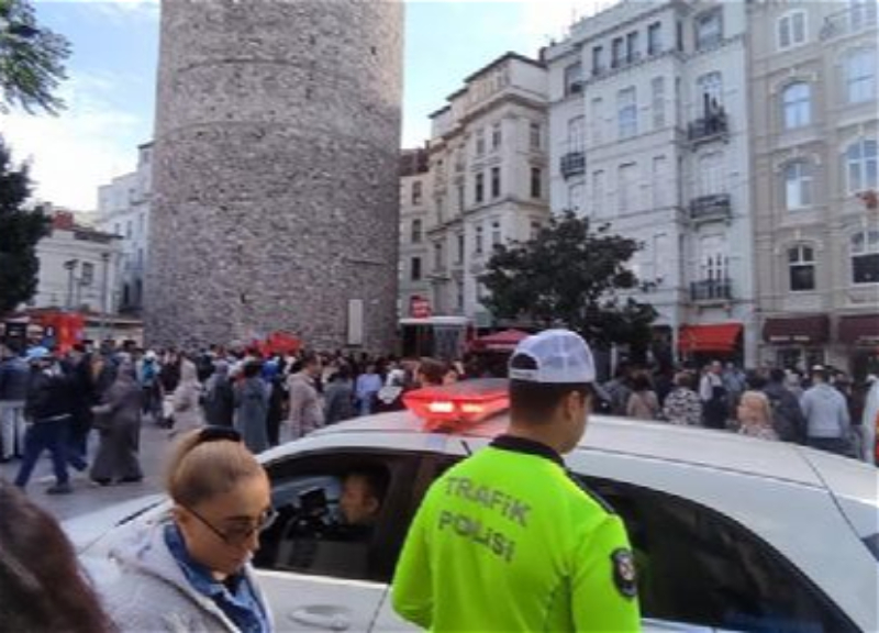 Иностранец бросился с Галатской башни в Стамбуле - ВИДЕО
