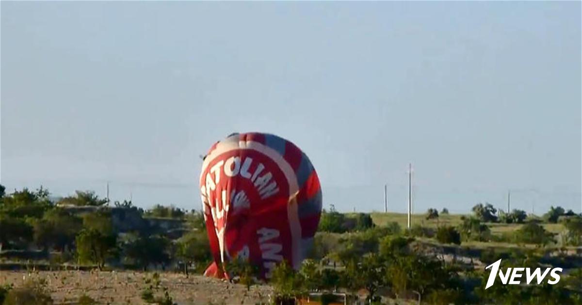 Упал воздушный шар. В Каппадокии упал воздушный шар. Каппадокия Турция воздушные шары. Каппадокия фестиваль воздушных шаров. В Каппадокии упал воздушный шар с туристами.