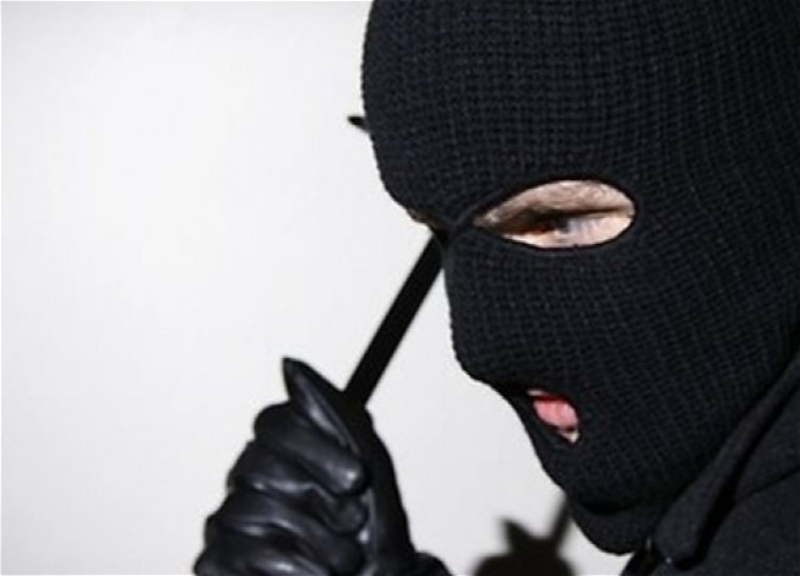 В Баку человек в маске совершил вооруженное нападение на заправку