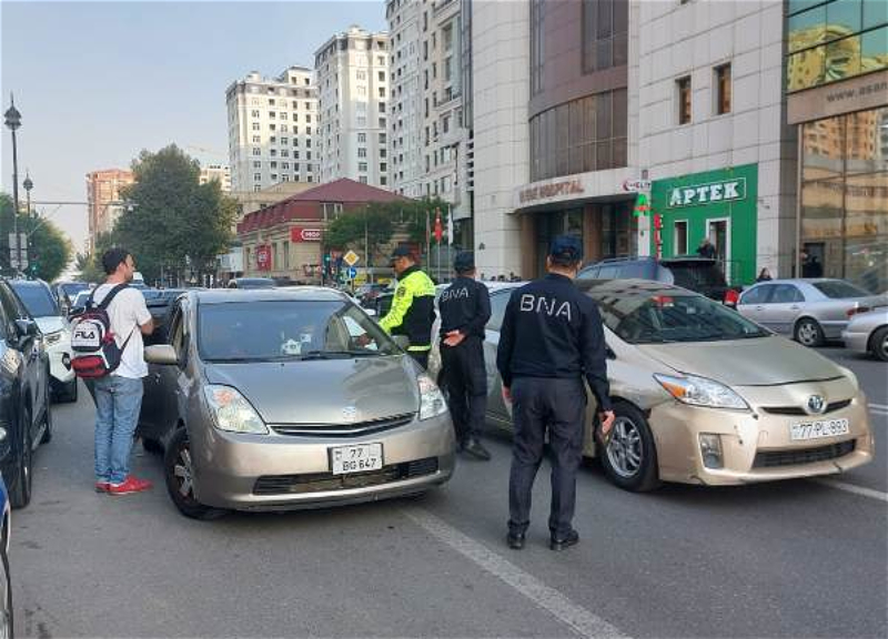 В Баку проводятся рейды против таксистов-нелегалов - ФОТО
