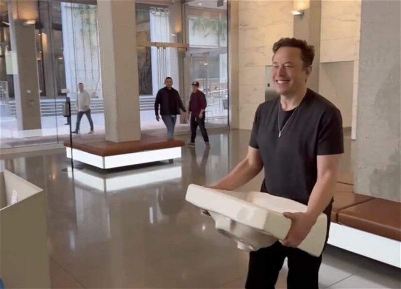 Илон Маск пришел на новую работу с раковиной – ВИДЕО