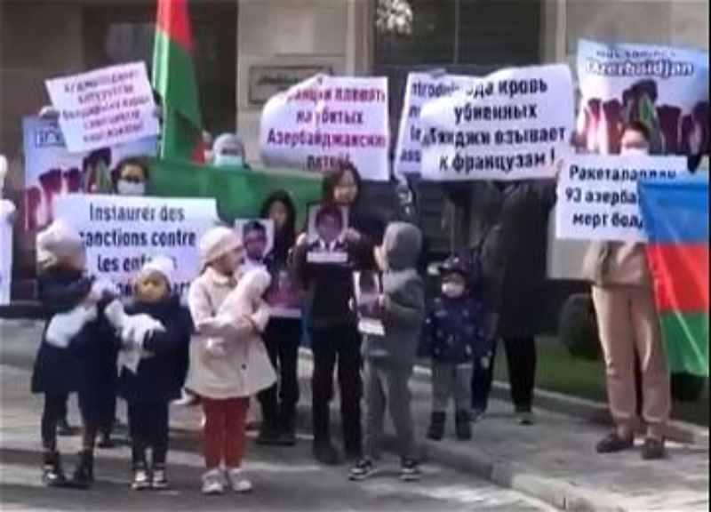 «Призвать убийц детей Гянджи к ответу!» Перед посольством Франции в Бишкеке прошла акция протеста – ВИДЕО