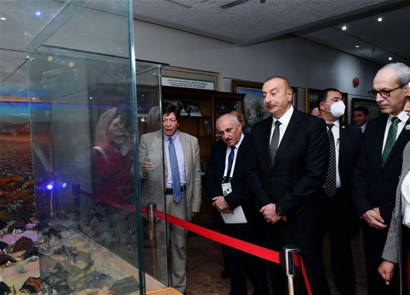 Ильхам Алиев посетил Памятник славы и мученичества и Национальный музей борцов за независимость в Алжире - ФОТО