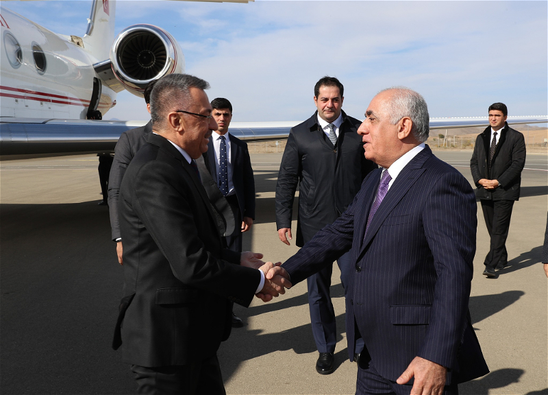 Азербайджанский премьер встретил турецкого вице-президента в Физулинском аэропорту - ФОТО