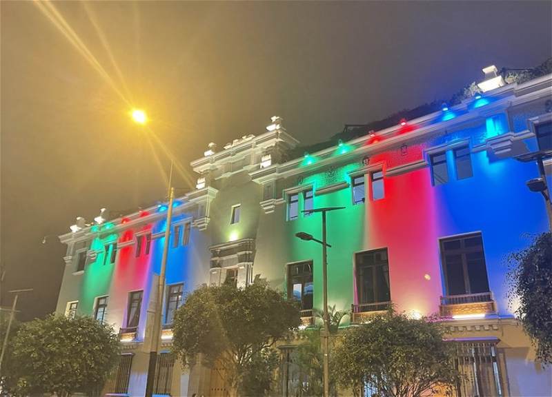 Peruda bələdiyyə binası Azərbaycan bayrağının rəngləri ilə işıqlandırılıb