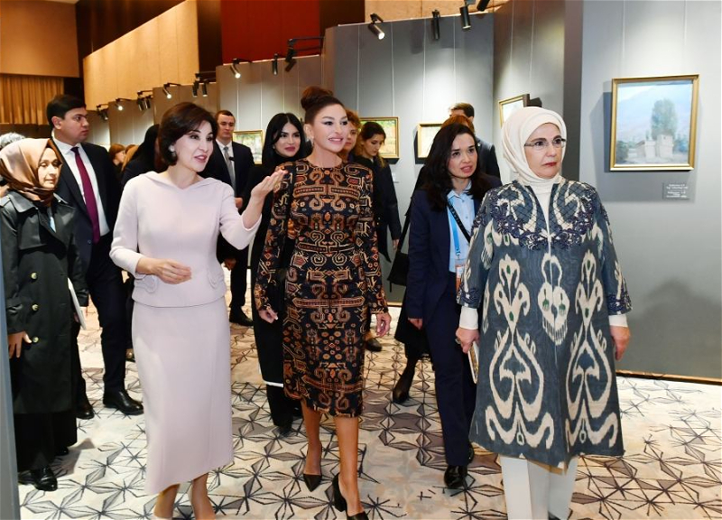 Мехрибан Алиева ознакомилась в Самарканде с выставкой «Краски Узбекистана» (ФОТО)