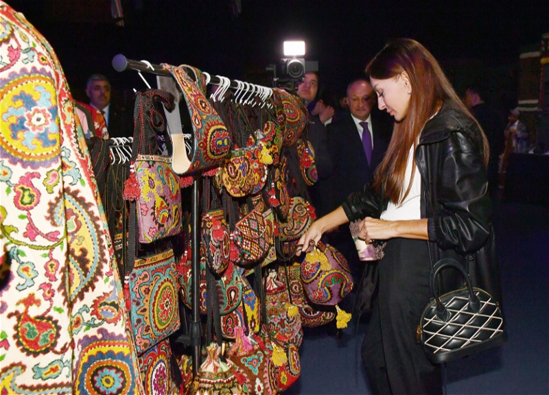 Мехрибан Алиева ознакомилась с выставкой «Миражи времени» в Самарканде - ФОТО