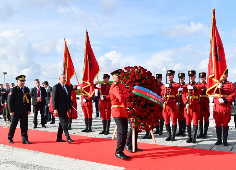 Ильхам Алиев посетил монумент «Мать Албания» в Тиране - ФОТО