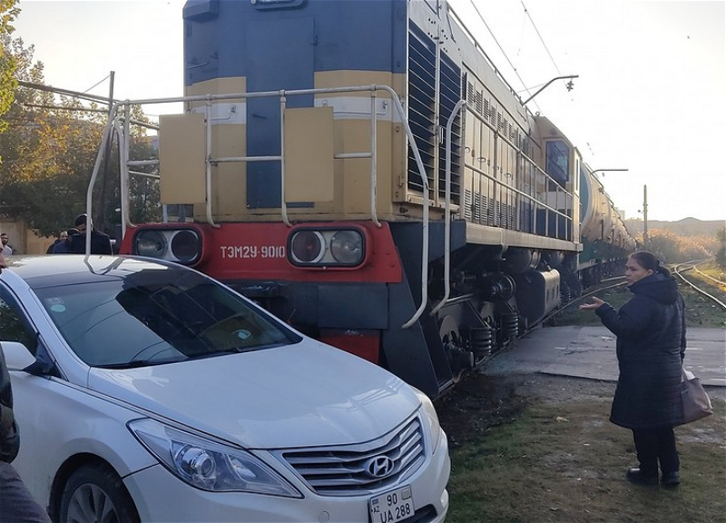 В Баку столкнулись грузовой поезд и автомобиль – ФОТО – ВИДЕО