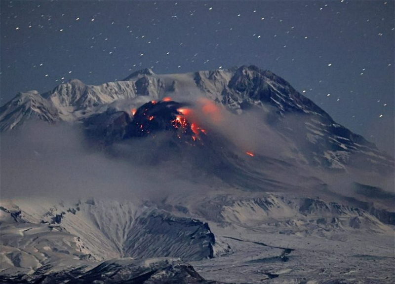 На Камчатке началось извержение самого высокого действующего вулкана Евразии
