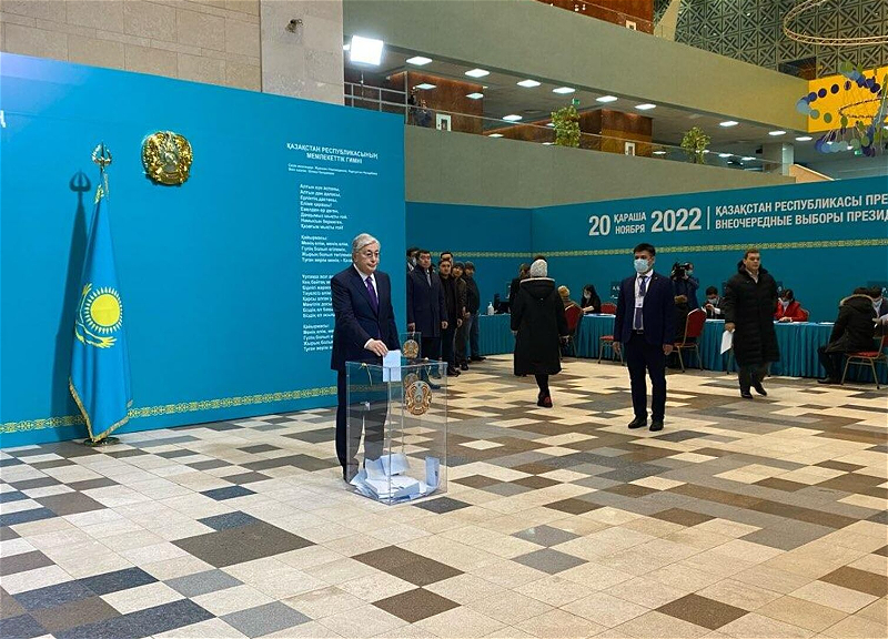 Токаев проголосовал на внеочередных выборах президента Казахстана