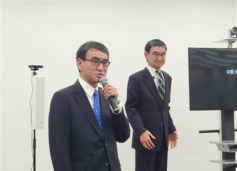 В Японии создали копию министра, чтобы он больше успевал – ФОТО