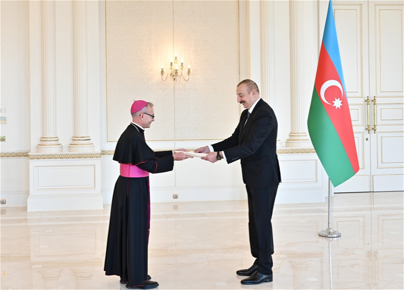 Ильхам Алиев принял верительные грамоты новоназначенного посла Ватикана в Азербайджане - ФОТО