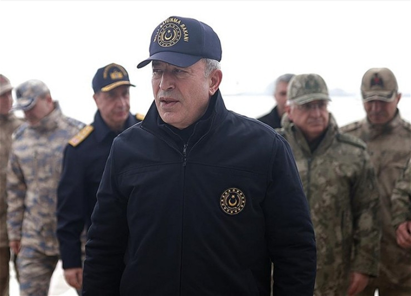 Министр обороны Турции направился на границу с Ираком - ФОТО