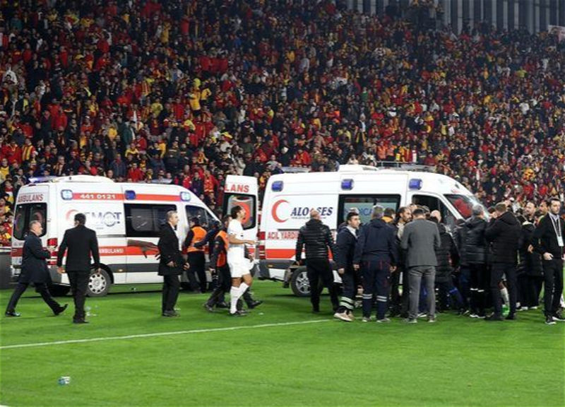 Футбольный матч в Турции остановили из-за беспорядков на стадионе - ВИДЕО