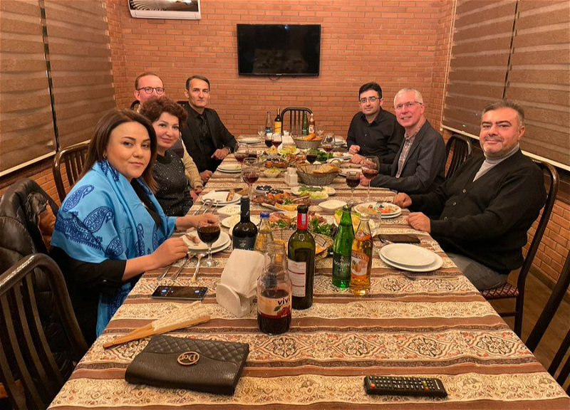 «Hamınızın qadasın alım»: Британский посол встретился «со своей азербайджанской семьей»