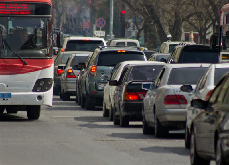 В Баку предложено сделать бесплатным проезд в общественном транспорте для школьников и учителей
