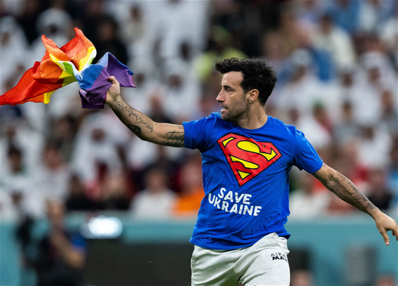 В ходе матча Португалия — Уругвай на поле выбежал фанат с радужным флагом и футболкой в поддержку Украины и иранских женщин – ФОТО – ВИДЕО