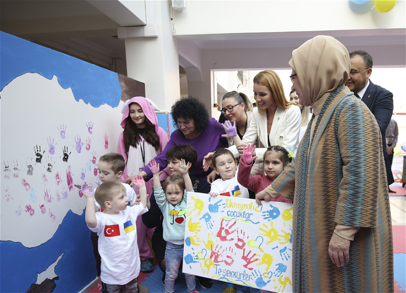 Супруга президента Турции встретилась с детьми-сиротами из Украины - ФОТО