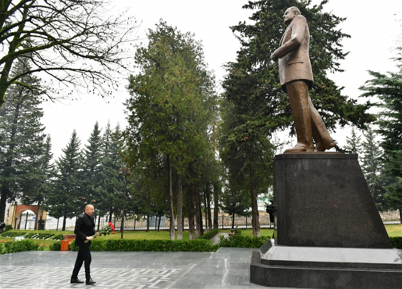 Ильхам Алиев посетил памятник Гейдару Алиеву в Огузском районе
