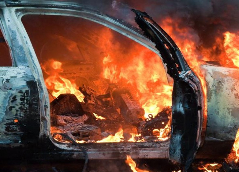 В Баку автомобиль перевернулся и загорелся