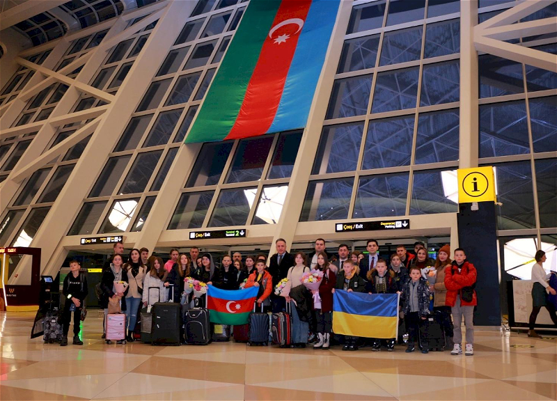 Группа детей и подростков доставлена из Украины в Азербайджан - ФОТО