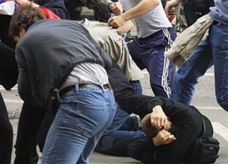 В Баку несколько человек избили подростка