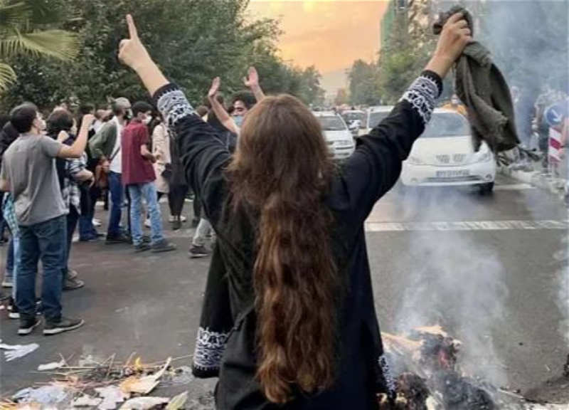 Глыба треснула? В Иране упразднили полицию нравов и могут пересмотреть обязательное ношение хиджаба