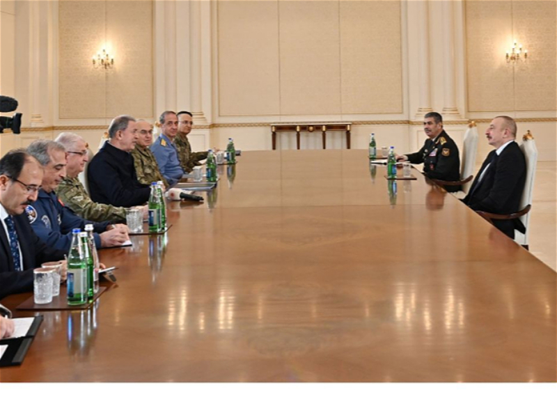 Ильхам Алиев принял министра национальной обороны Турции