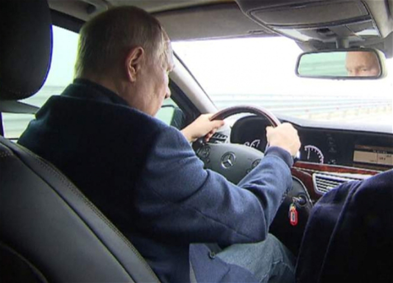 Путин проехал за рулем по Крымскому мосту - ВИДЕО