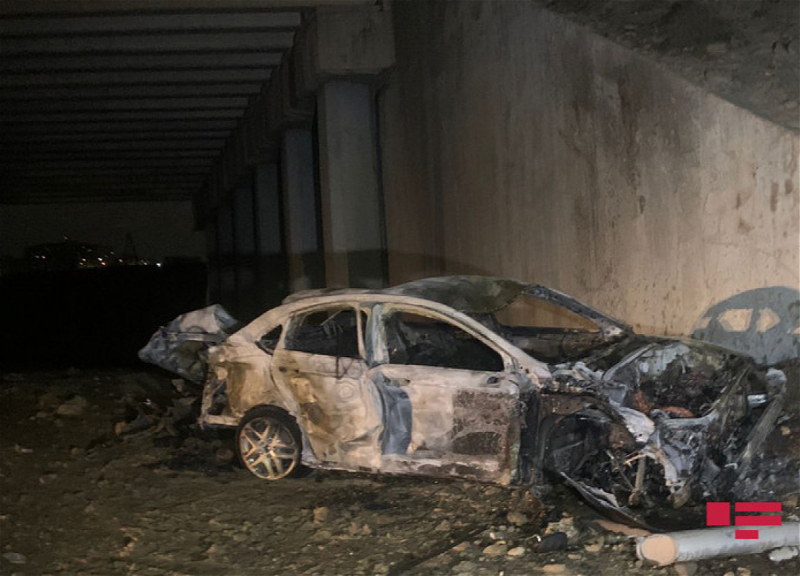В Баку автомобиль упал с моста на железнодорожные пути и загорелся - ФОТО