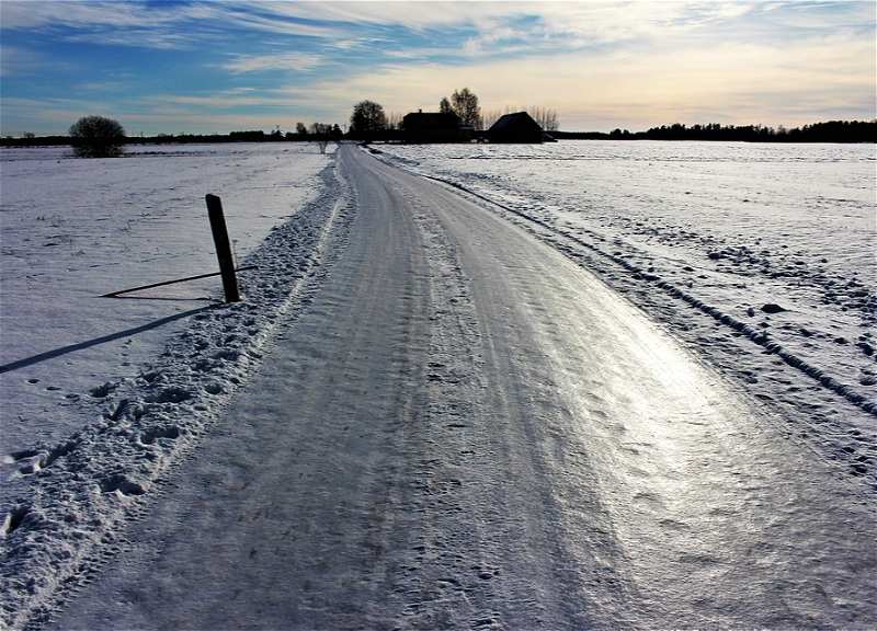 Из-за морозных погодных условий дороги могут быть покрыты льдом