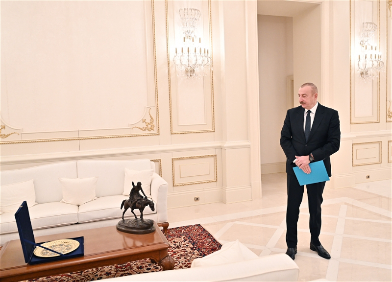 Глава Дагестана представил Президенту Ильхаму Алиеву скульптуру из кабинета Азиза Алиева - ФОТО