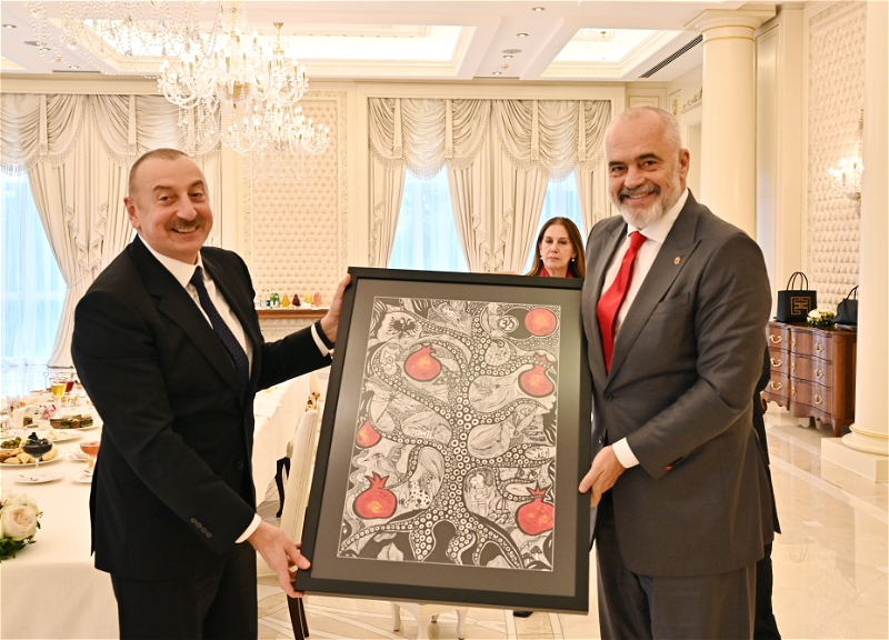 Ильхам Алиев подарил премьеру Албании картину Лейлы Алиевой - ФОТО