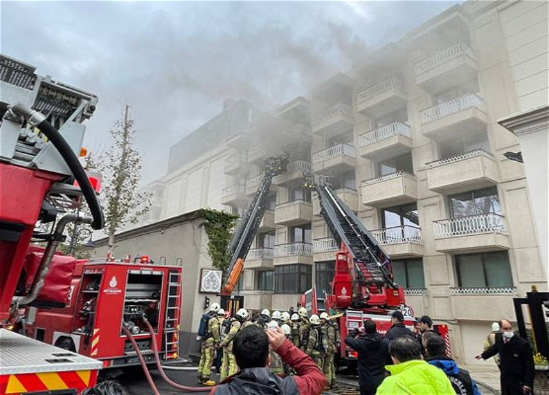 Во дворце Чираган в Стамбуле вспыхнул пожар - ФОТО
