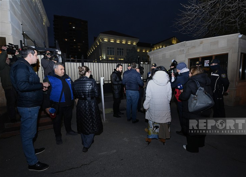 Посольство Украины в Азербайджане. Активисты. Активисты фото. Потомок азербайджанца фото. Новости часа в азербайджане на фейсбук