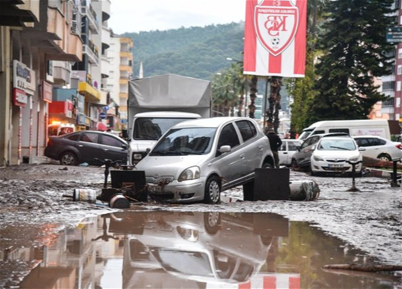 На турецкую Анталью обрушилось сильное наводнение – ФОТО