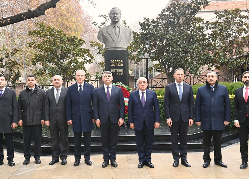 Baş nazir Əli Əsədov Tbilisidə Ümummilli Lider Heydər Əliyevin abidəsini ziyarət edib - FOTO