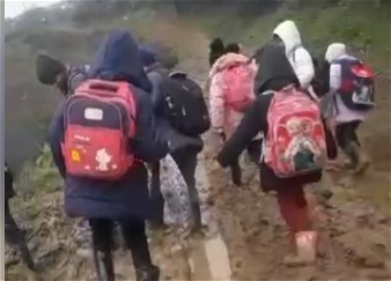 В лянкяранском селе ученики вынуждены идти в школу по грязи – ВИДЕО